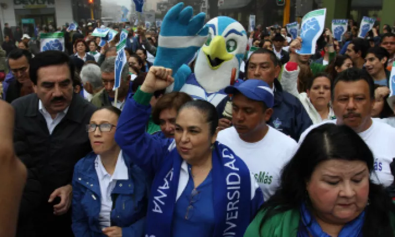 La rectora Sara Ladrón de Guevara estuvo al frente de la marcha. (Foto: Especial )