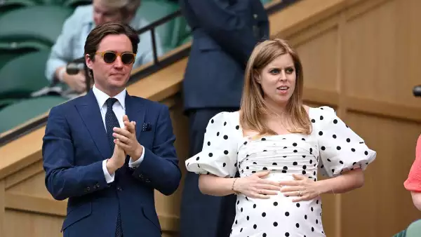 La princesa Beatriz dará a luz a su primer hijo con Edoardo en otoño. Aquí durante su primera aparición pública desde que diera el anuncio en mayo.