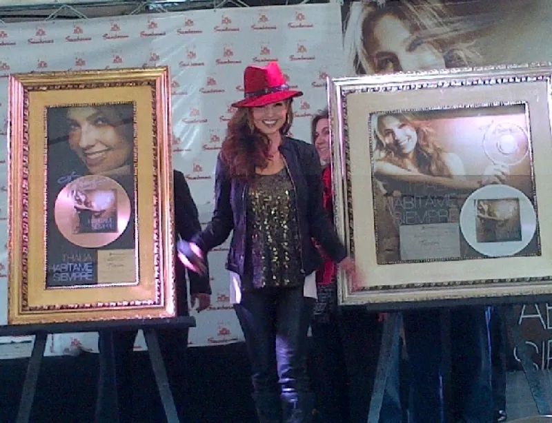 La cantante realizó una firma de autógrafos en Plaza Cuicuilco donde sus fans hicieron guardia desde las tres de la tarde del sábado.