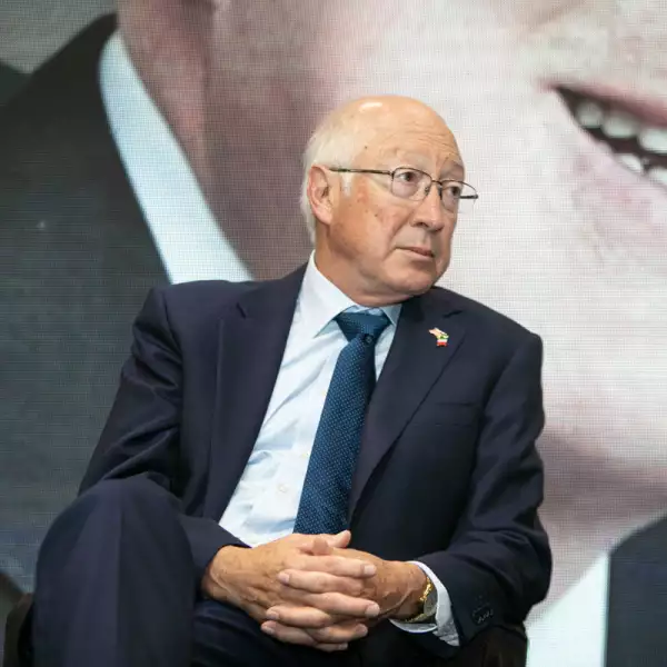 Ken Salazar prevé inversiones y empleo para Norteamérica por relocalización 