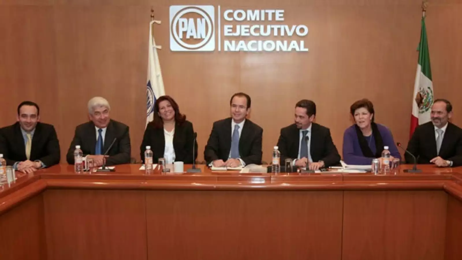 Los candidatos a dirigir el PAN se reúnen con César Nava