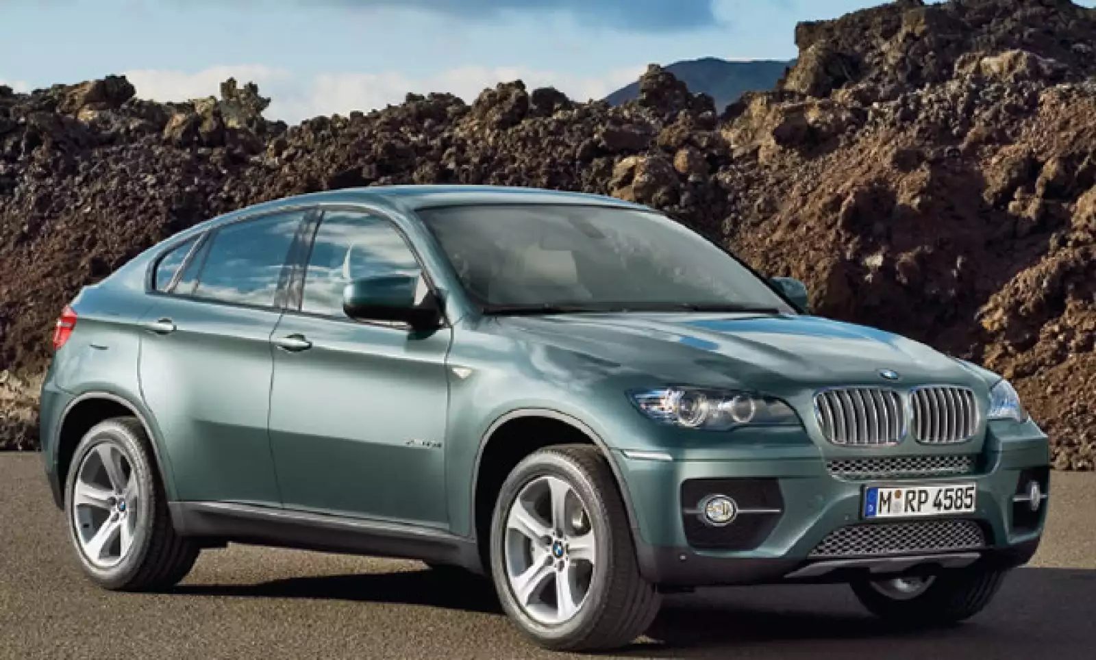 La novedad del BMW X6 es su motor M50d, que lo acerca a un ágil deportivo sin dejar de lado la elegancia del tradicional coupé, permitiendo así manejar con estabilidad, comodidad y potencia.