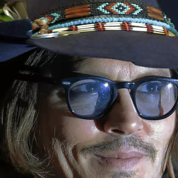 Los lentes redondos y de pasta son parte inconfundible de su rostro.