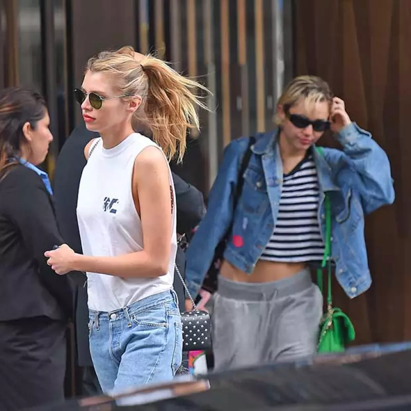 La cantante fue vista abandonar en actitud sospechosa y distante el hotel SoHo junto a la modelo Stella Maxwell, con quien se especula que tiene una relación.