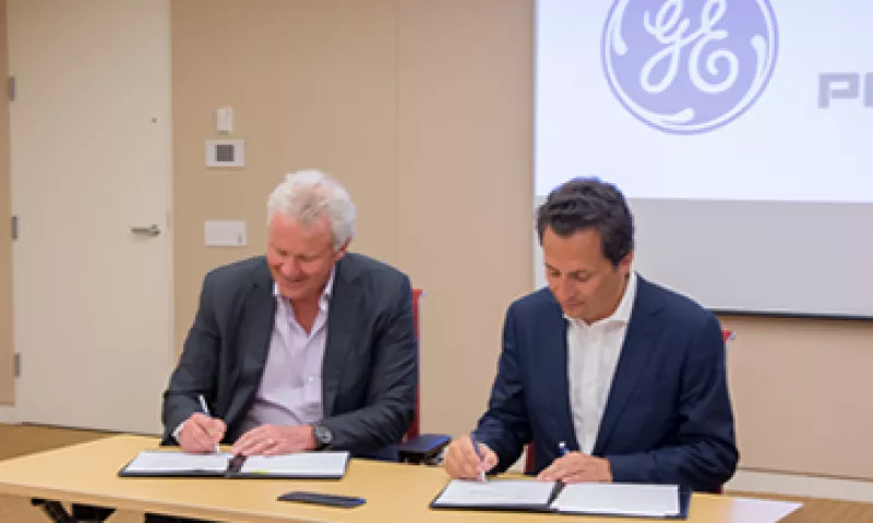 El CEO de GE Jeff Immelt y el director general de Pemex, Emilio Lozoya, firmaron el acuerdo. (Foto: Cortesía Pemex)