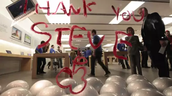 Los fanáticos de la firma de la manzana no tardaron en mostrar sus mensajes de agradecimiento a la figura de Steve Jobs.