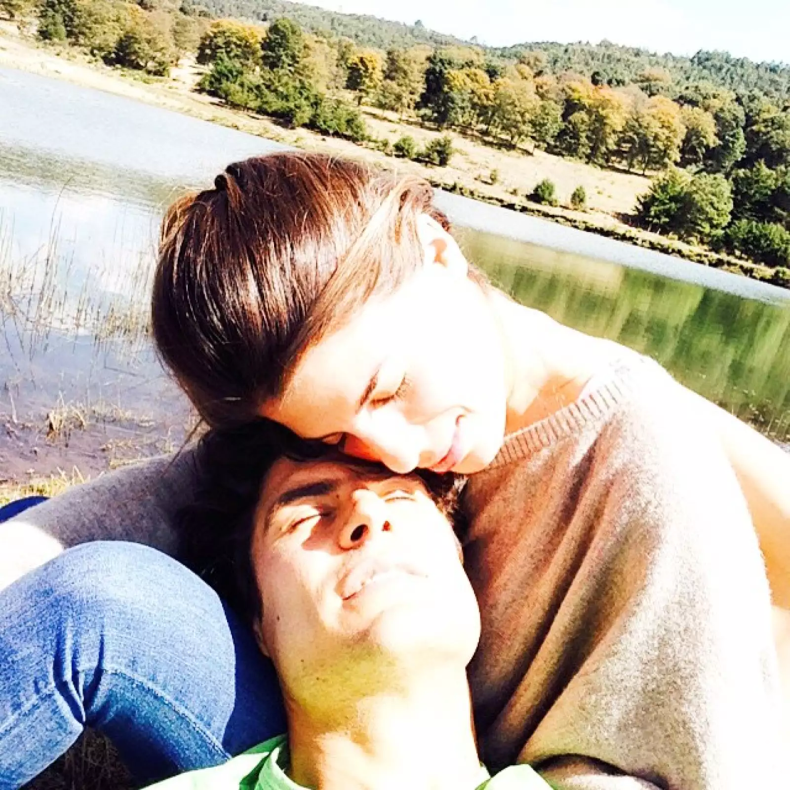 `Hay ángeles que no necesitan alas para regalarte luz, que cuidan de ti y te elevan con demasiada fuerza del suelo. Gracias por tanto, mi vida´, escribió el Alex en esta romántica foto.