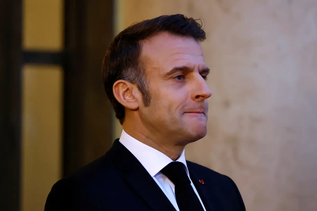 El presidente francés Emmanuel Macron espera la llegada del presidente electo de los Estados Unidos, Donald Trump (no visto) para una reunión en el Palacio del Elíseo en París como parte de las ceremonias para conmemorar la reapertura de la Catedral de Notre-Dame de París, cinco años y medio después de que un incendio devastara la obra maestra gótica, en París, Francia, el 7 de diciembre de 2024.