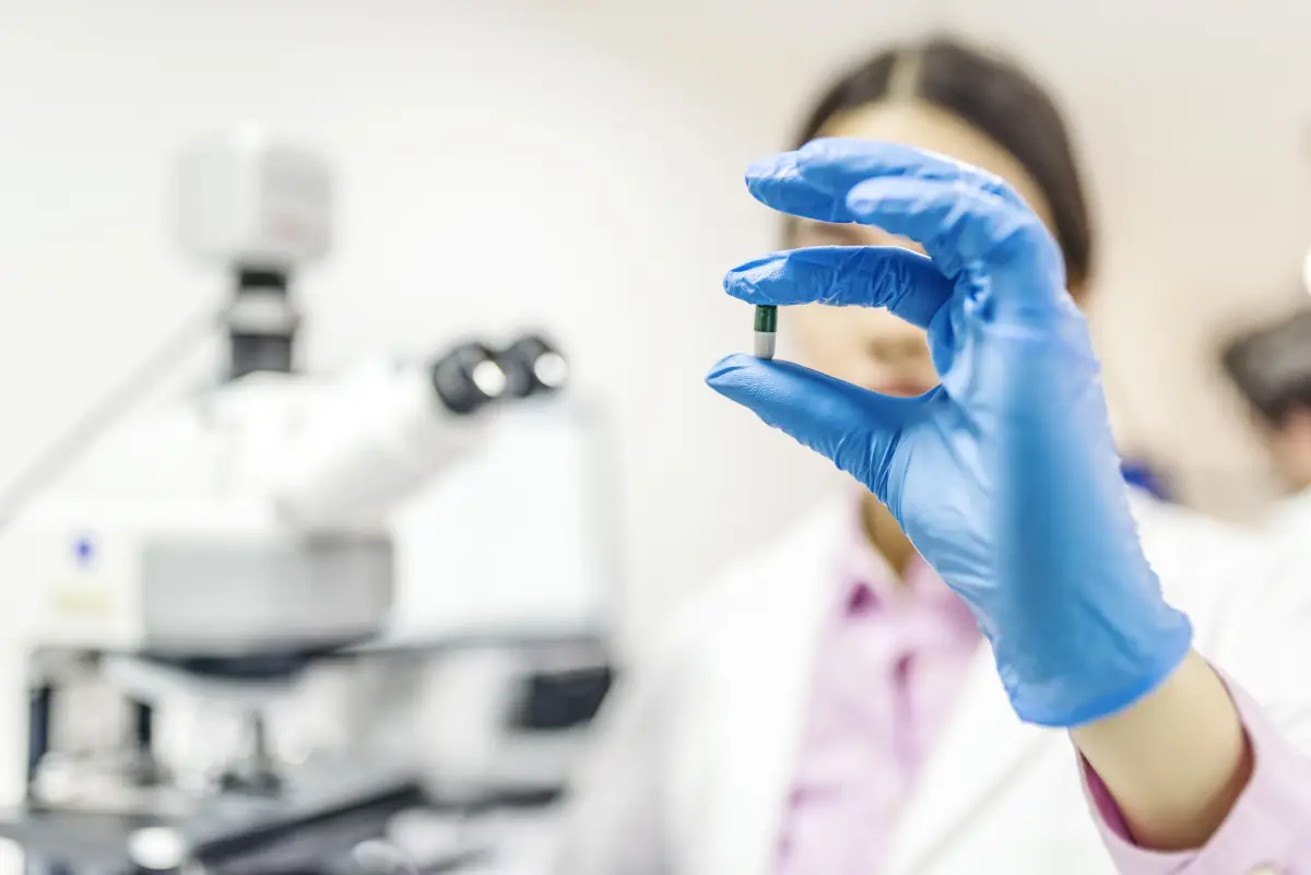 Los medicamentos biológicos se elaboran a partir de organismos vivos o se extrae de ellos (celulas, bacterías, virus) y los biotecnológicos se obtienen a partir del uso de técnicas de ingeniería genética.