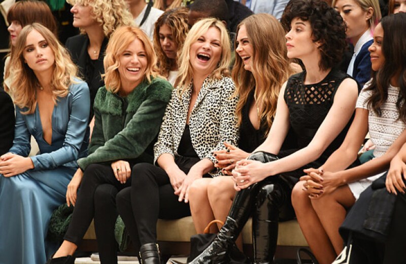 Kate Moss también estuvo presente en primera fila, riendo y compartiendo divertidos momentos con su BFF, Cara.