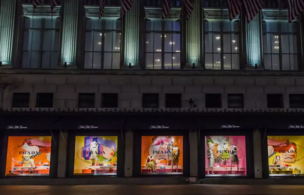 Prada recientemente anunció la apertura de una nueva boutique de zapatos en la tienda Saks Fifth Avenue en la Quinta Avenida en Nueva York