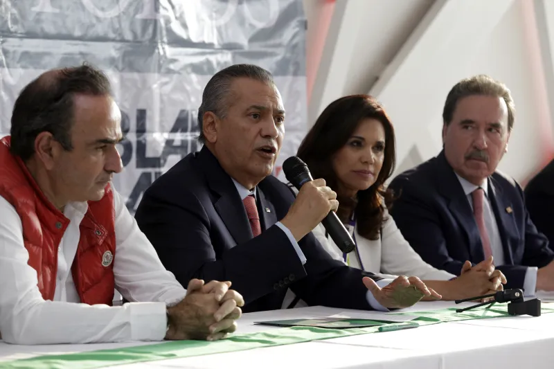 El dirigente nacional del PRI, Manlio Fabio Beltrones se trasladó a la capital poblana para externar su apoyo a los alcaldes priistas que supuestamente han sido amenazados por el gobierno de Rafael Moreno Valle.