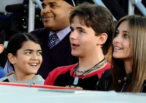 Blanket, Prince y Paris Jackson.