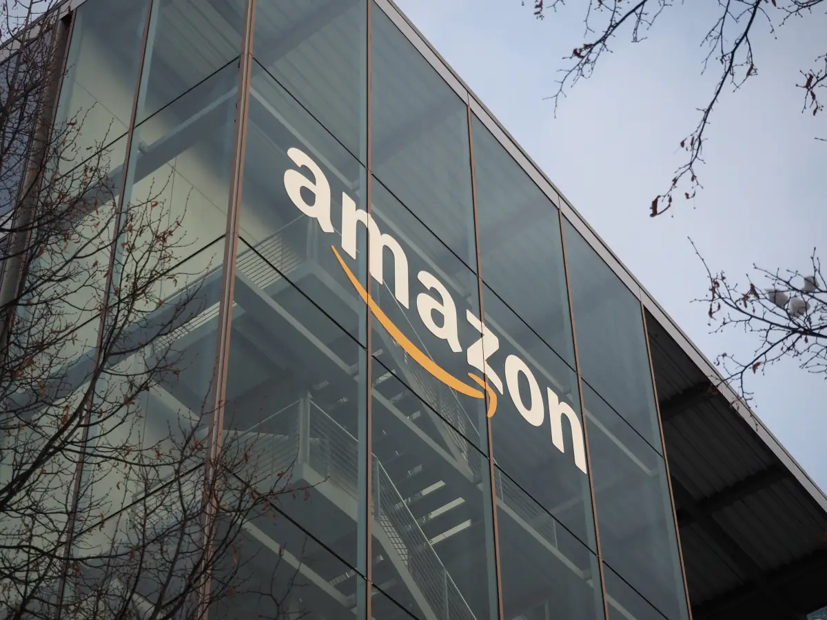 Amazon es una corporación estadounidense de comercio electrónico y servicios de computación en la nube.
