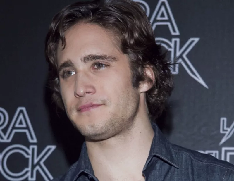 El actor y cantante se encuentra de visita en la Ciudad de México con motivo de la promoción de la cinta “La Era del Rock”, en la cual es protagonista y trabaja con Tom Cruise y Catherine Zeta-Jones.