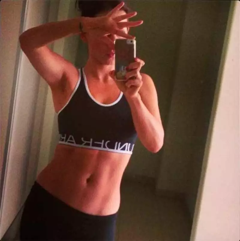 La conductora publicó en Instagram una imagen que muestra su admirable abdomen a menos de dos meses de haberse convertido en mamá por segunda ocasión.