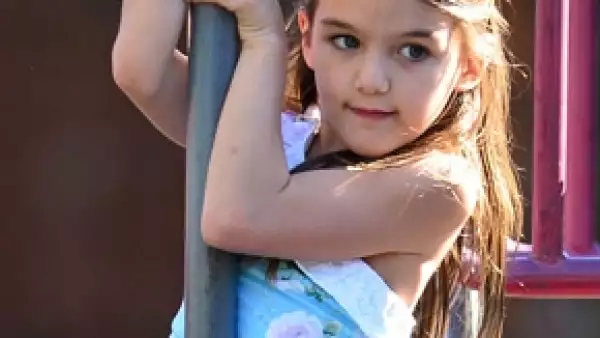 A pesar de que el viernes se dijo que la primogénita de Katie Holmes se convertiría en diseñadora, el representante de la familia negó dicha información.