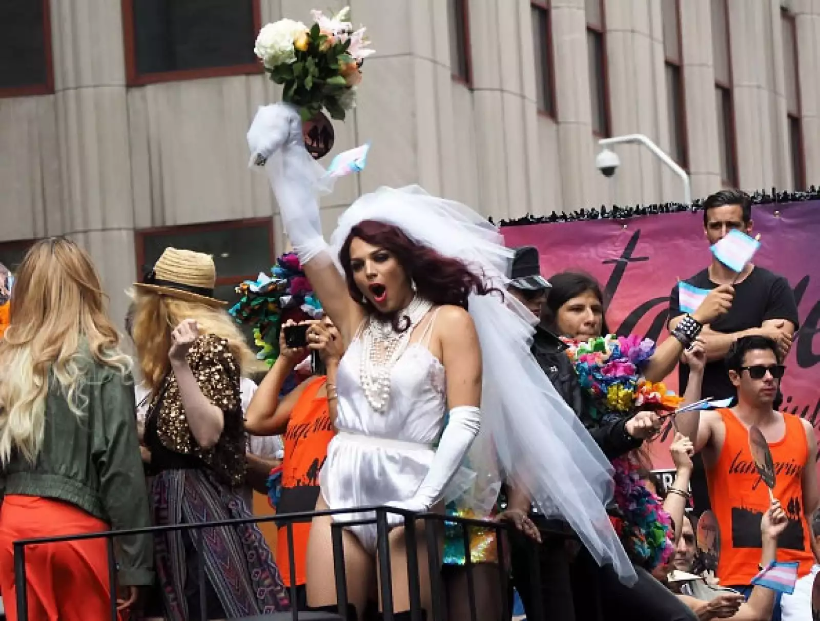 El desfile resultó ser todo una celebración por el matrimonio entre personas del mismo sexo, que ahora será legal en todos los estados de Estados Unidos.