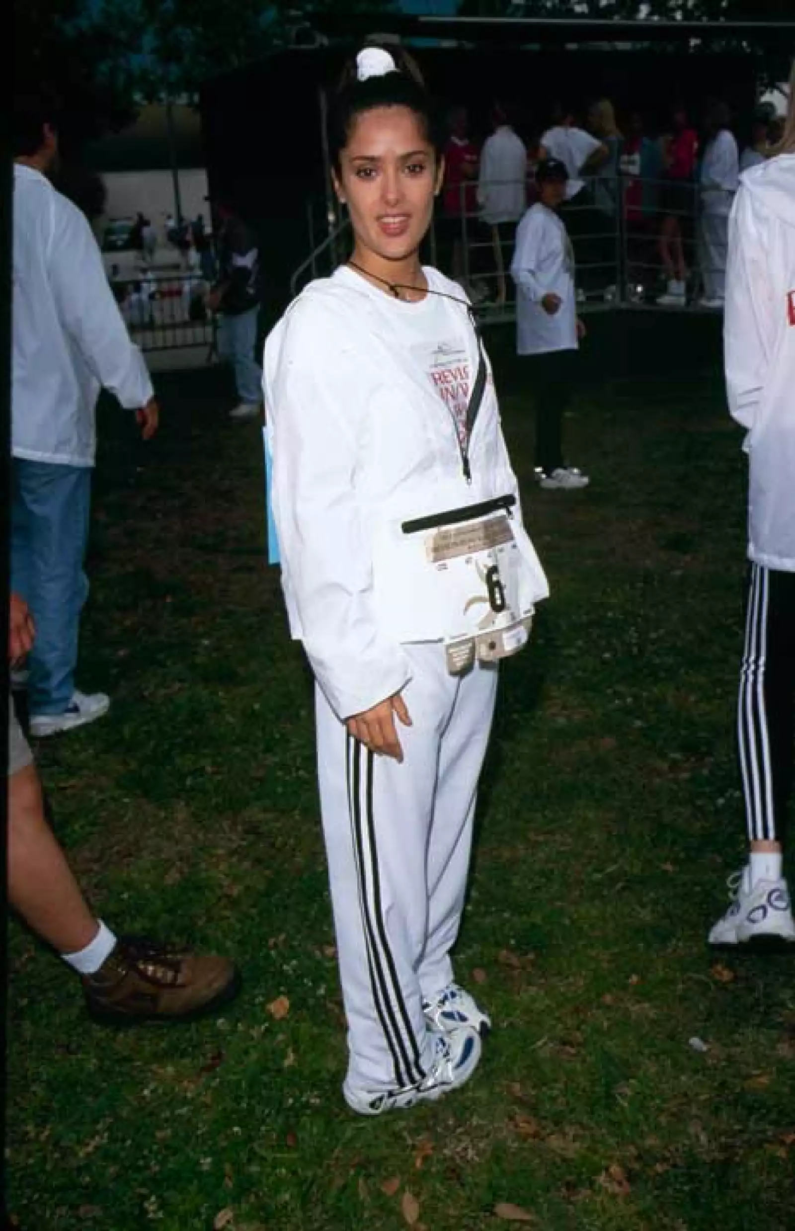 El look deportivo amerita recoger el pelo, pero ¿con una liga de tela? ni cuando salieron en los 90.