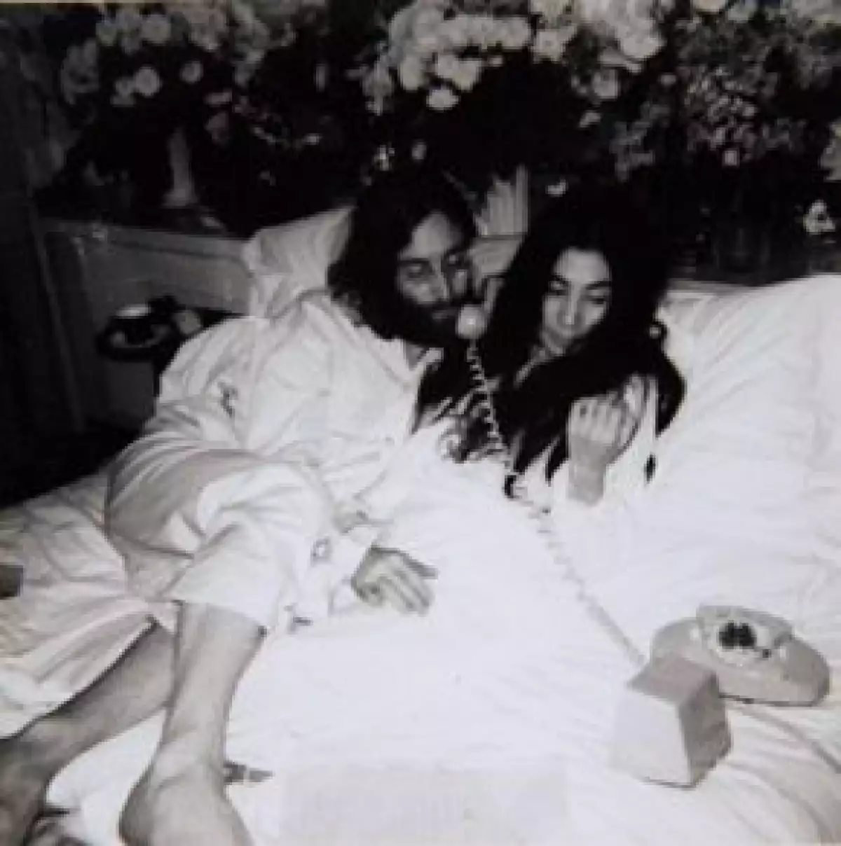 Aficionados y curiosos podrán recordar gracias a la exposición "Desde Holanda con paz" aquel 24 de marzo de 1969, cuando los dos artistas iniciaron esta particular reivindicación.