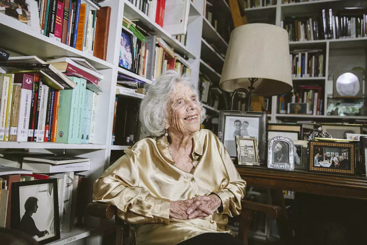 Elena Poniatowska en su casa al sur de la Ciudad de México. 