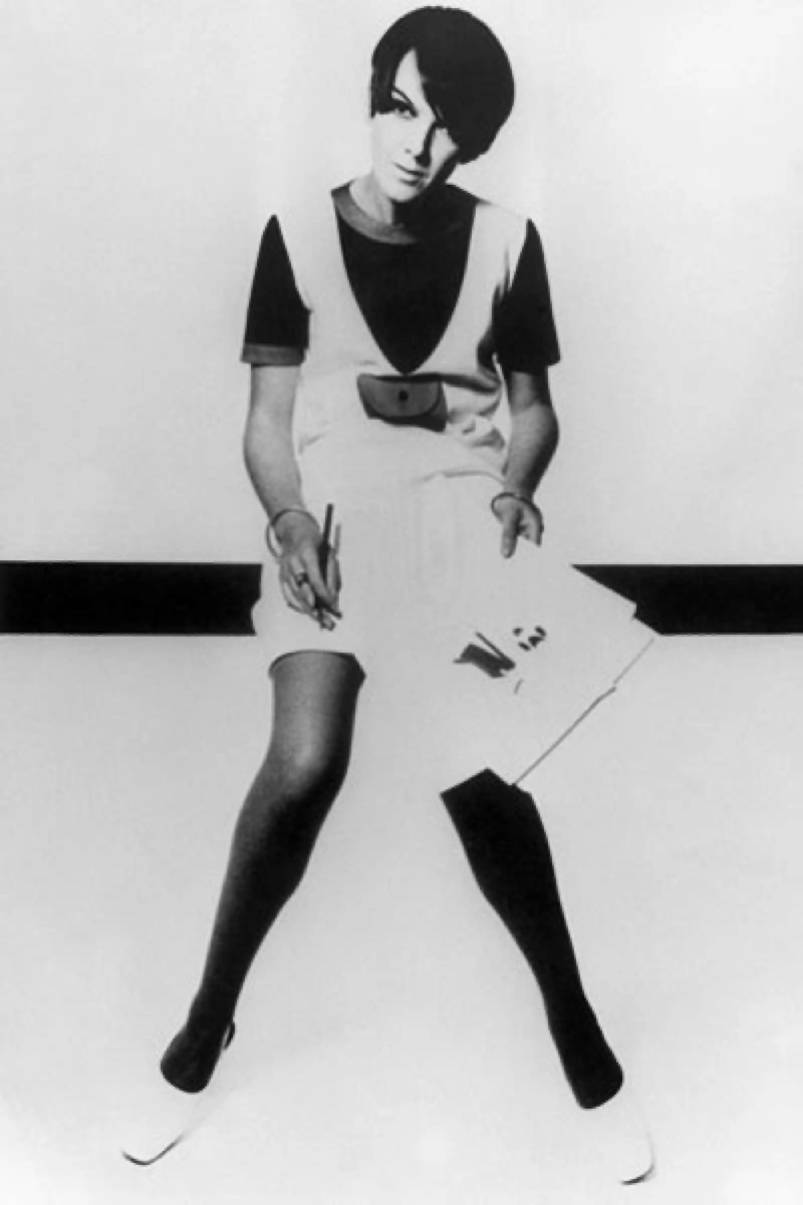 La creativa inglesa nunca imagino lo grande que sería su creación a la industria de la moda. Aquí Mary Quant con uno de sus diseños.