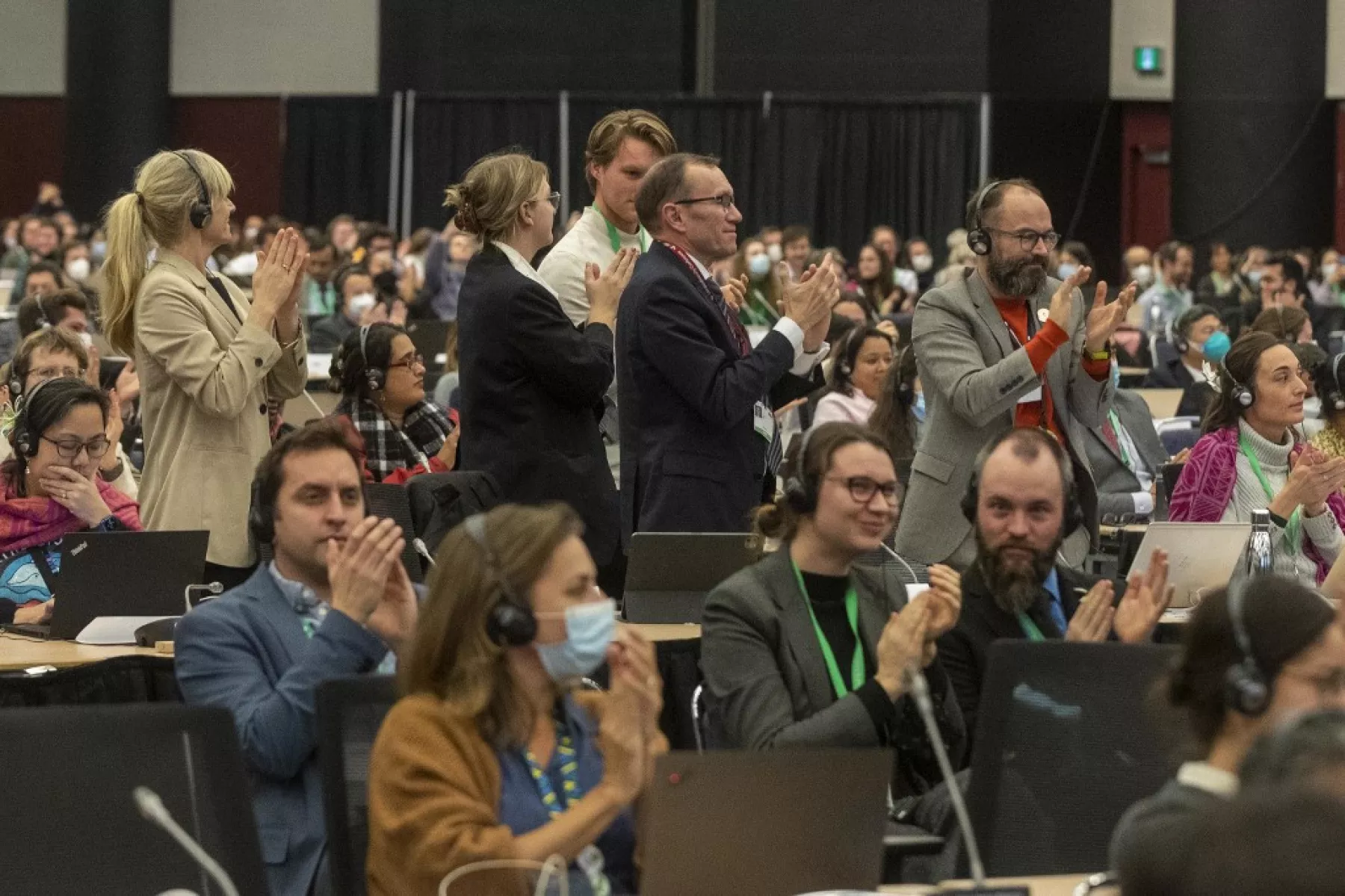 El ministro noruego de Clima y Medio Ambiente, Espen Barth Eide (centro), y varios otros participantes aplauden en una reunión plenaria de la Conferencia de las Naciones Unidas sobre Biodiversidad (COP15) en Montreal, Canadá, el 19 de diciembre de 2022.