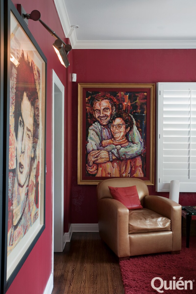 El pasillo favorito. En él tiene cuadros de Fidel Castro, Mao Tse Tung, del sub comandante Marcos y de Sid Vicious. Al fondo, uno de él con su mamá, Olga.