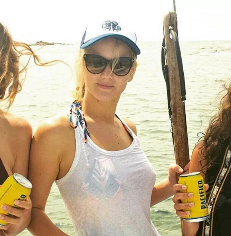 La actriz ganadora del Oscar se relajó y divirtió con amigos en Punta Mita, Nayarit, antes de iniciar el rodaje de X-Men en Canadá.