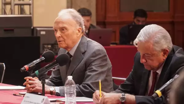 Alejandro Gertz Manero, Fiscal General de la República, durante la reunión con los los padres de los 43 normalistas desaparecidos de Ayotzinapa, en Palacio Nacional.