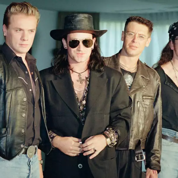 Aunque al inicio de su carrera Bono no usaba lentes, para los 80 ya lo veíamos continuamente con este accesorio. Aquí en 1989 junto al resto del grupo: Larry, Adam y The Edge.