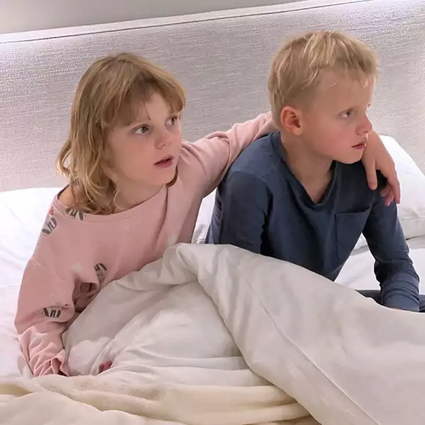 Princesa Charlene su hija Gabriella le cortó el pelo a su hermano y a ella misma