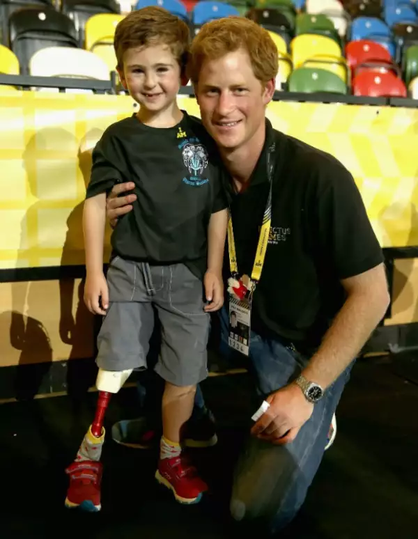 El príncipe Harry durante los Invictus Games con el pequeño Rio Woolf.
