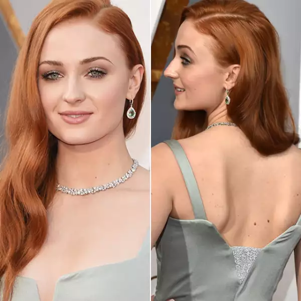 Sophie Turner no sólo tiene un color de pelo envidiable, pero su melena es de nuestras favoritas. La llevó de lado y en ondas, mientras que resaltó su mirada con sombras metálicas con ligero smokey.