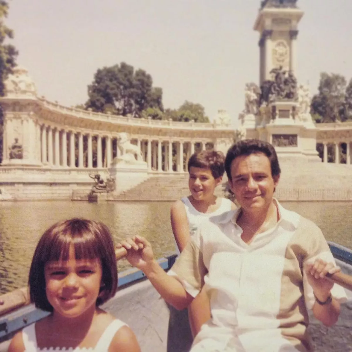 Foto de Marysol Sosa de niña y José José con José Joel