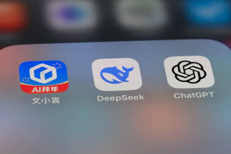 Pantalla de un celular con aplicaciones de IA chinas y estadounidenses. 