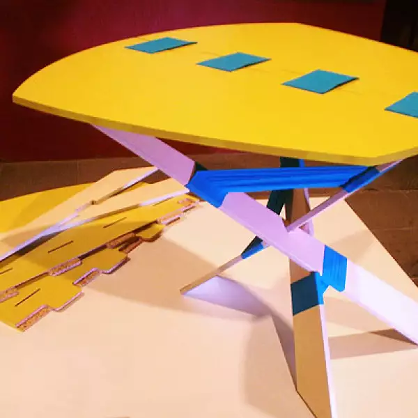 7.	Trip es una mesa que consta de tres patas y dos piezas unidas con tela que forman la cubierta. El ensamble se logra por medio de amarres con cintas y ranuras, sin utilizar herrajes y adhesivos, esto hace más fácil su instalación y transporte. Diseño: U