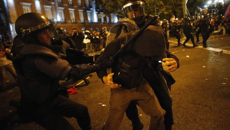 La protesta fue promovida en Internet por diferentes grupos de activistas y tenía un público más joven que en las recientes concentraciones convocadas por los sindicatos.