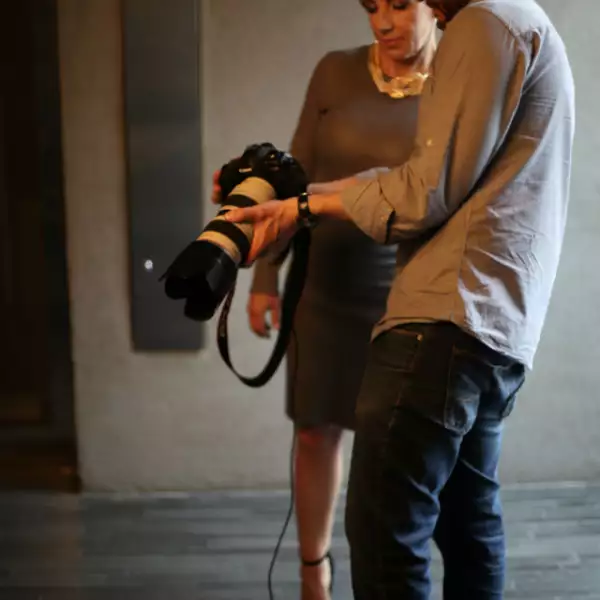 Ana estuvo al pendiente del trabajo del fotógrafo Pepe Castillo.