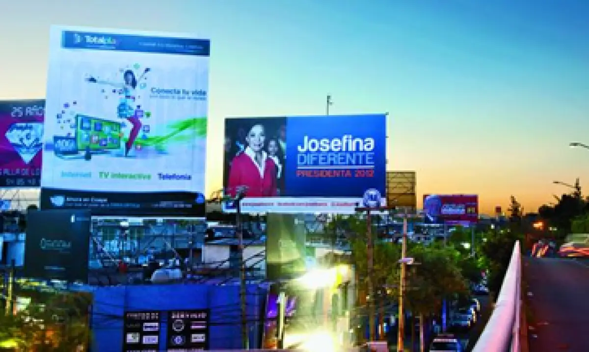 En 2010 un aproximado de 30,000 espectaculares se colocaron en todo el país, de los cuales la mitad estuvieron en la zona metropolitana del Valle de México. 