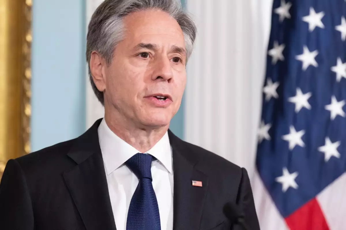 El Secretario de Estado de los Estados Unidos, Antony Blinken, habla antes de firmar un Memorando de Entendimiento sobre la Manipulación de la Información del Estado Extranjero con el Ministro de Relaciones Exteriores español, José Manuel Albares, durante una ceremonia de firma en el Departamento de Estado en Washington, DC, el 10 de mayo de 2024.
