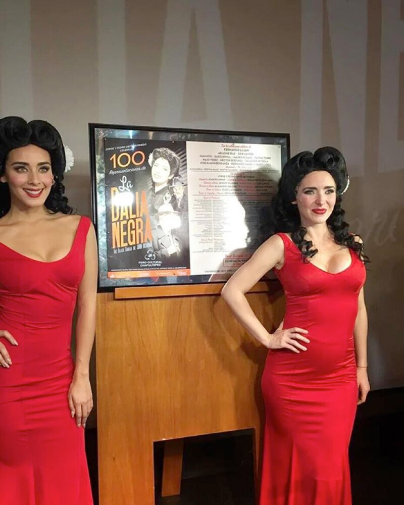 Esmeralda Pimentel y Ariadne Díaz caracerizadas en su personaje de "La Dalia Negra".
