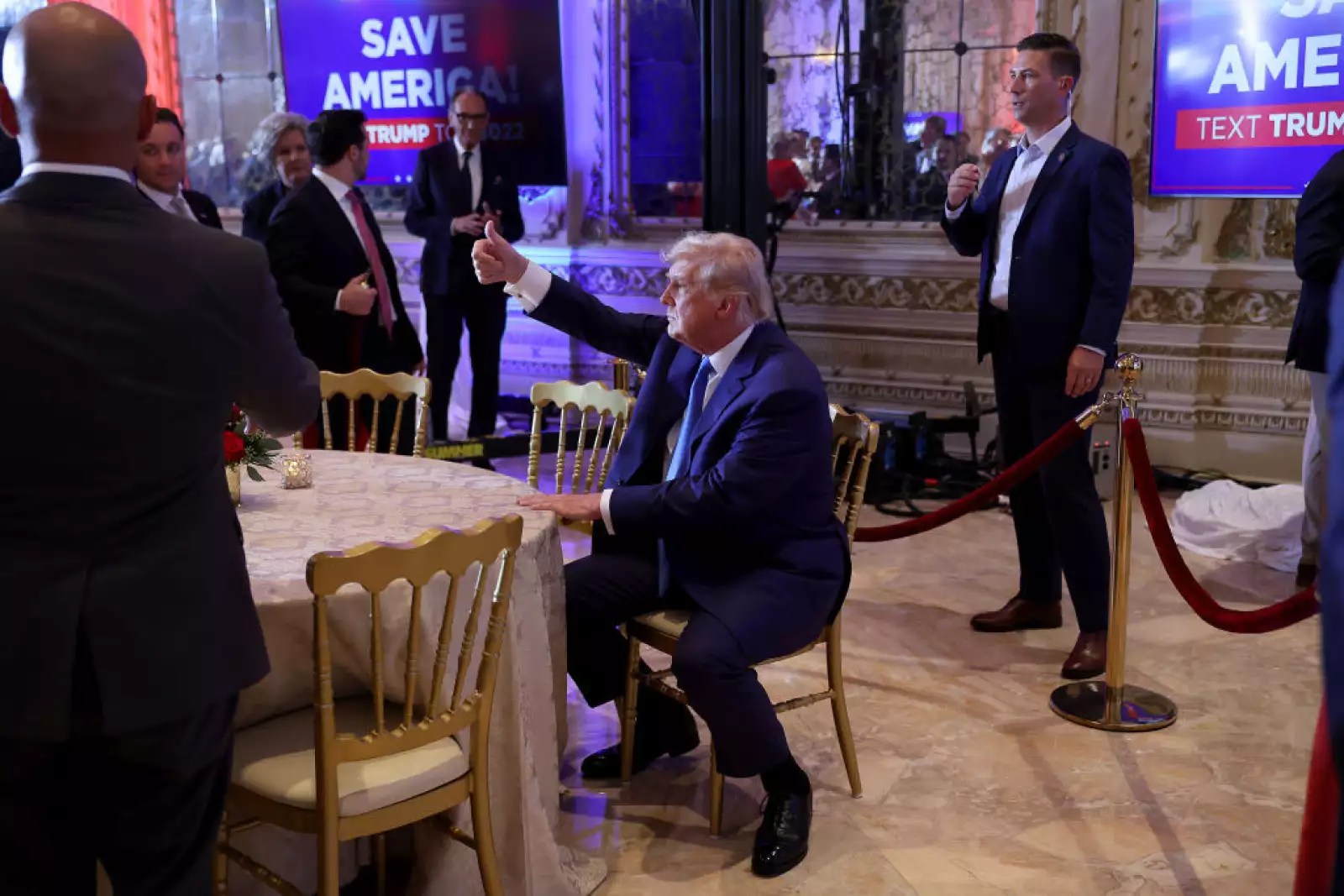 El ex presidente de los Estados Unidos, Donald Trump, hace gestos durante un evento de la noche de las elecciones en Mar-a-Lago el 8 de noviembre de 2022 en Palm Beach, Florida. Trump se mezcló con sus partidarios mientras la nación espera los resultados de la votación en las elecciones de mitad de período.
