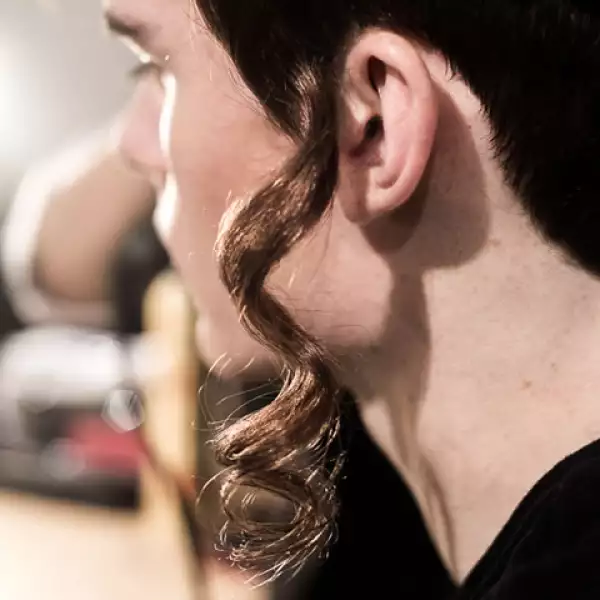 En backtage maquillaje y peinado.