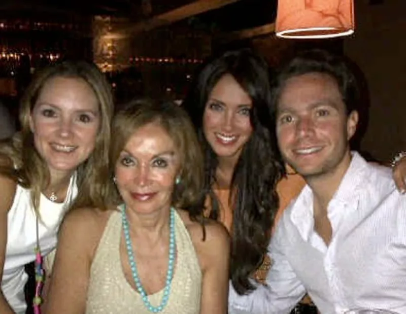 La cantante y Manuel Velasco siguen presumiendo que su noviazgo va mejor que nunca. Aquí una foto de la pareja con la familia del virtual gobernador de Chiapas.