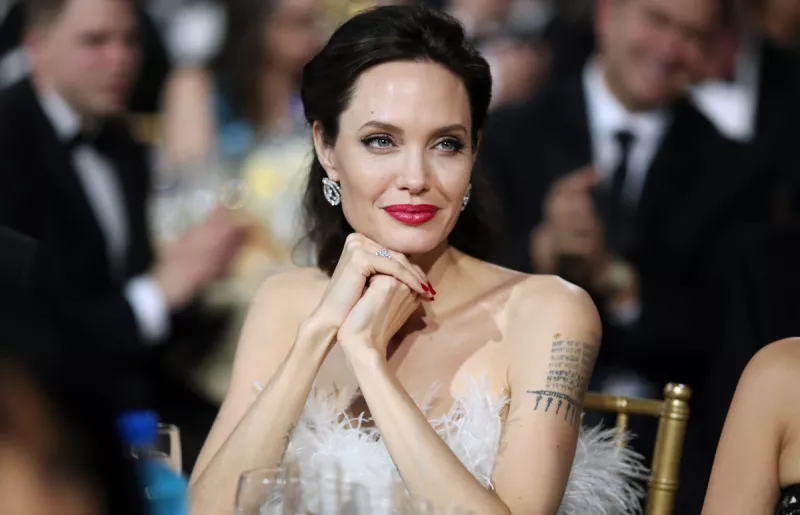 Angelina-Jolie-Plumas