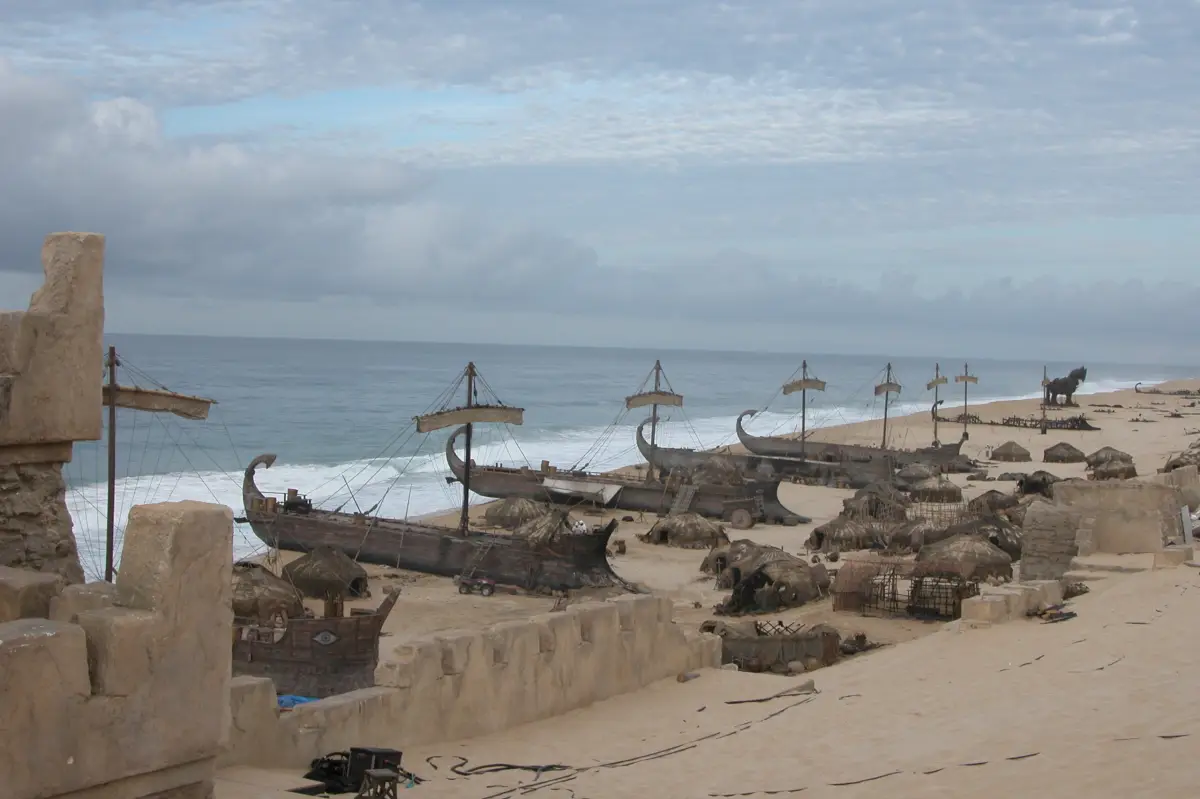 Troya barcos en playa.JPG