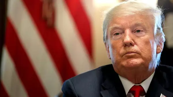 Donald Trump tarjeta roja