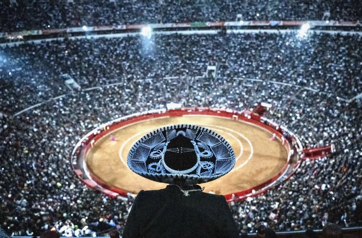 Hombre con sombrero de charro presencia función de toros en las gradas de La México.