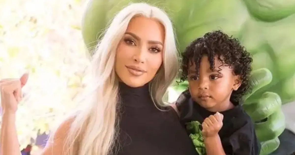 Kim Kardashian y su hijo Psalm 